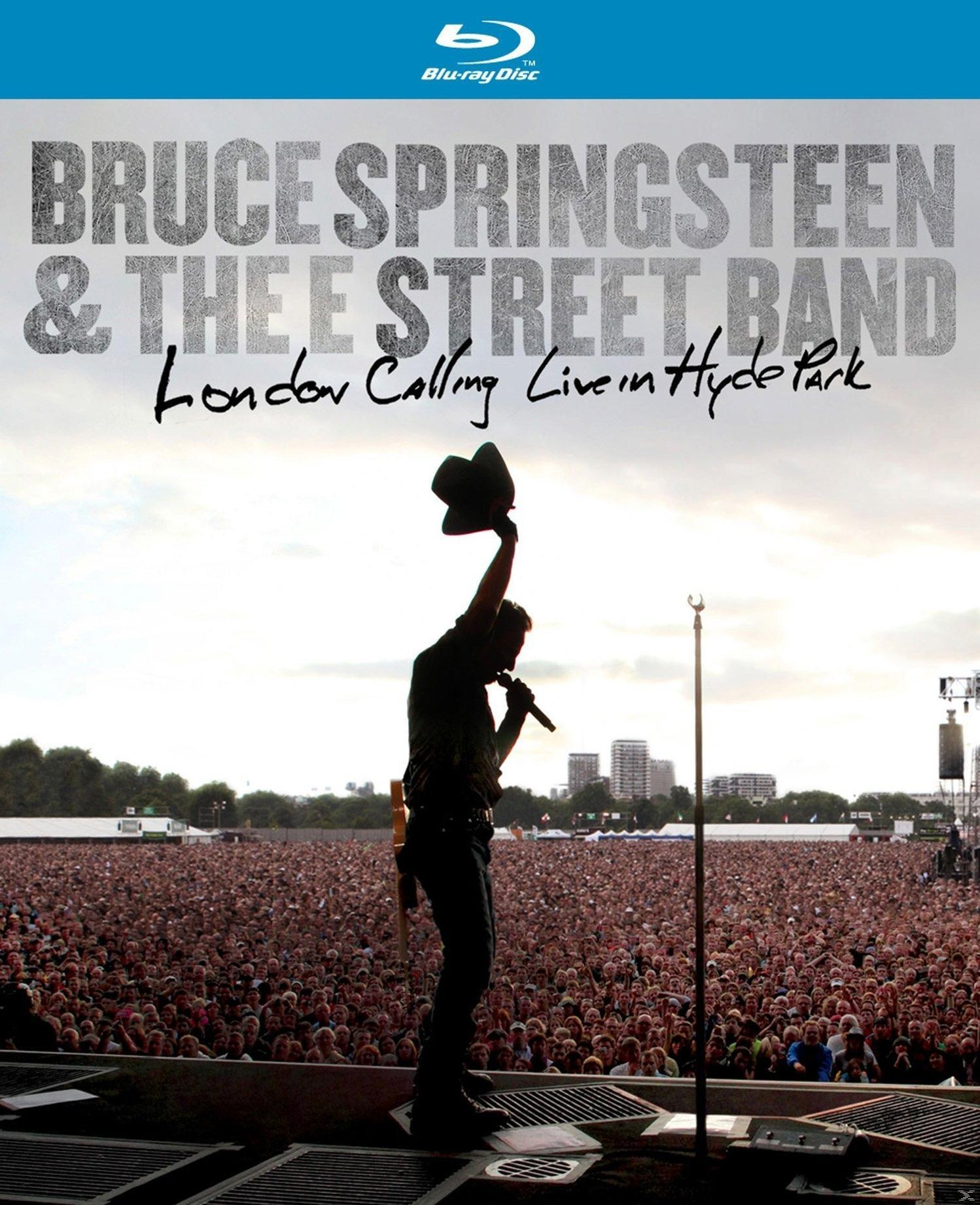 Live-Konzert: Bruce Springsteen auf der Bühne, Hut haltend, Publikum im Hintergrund.