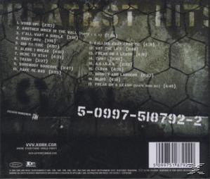 CD-Cover mit einem Distressed-Grunge-Look. Text und eine Nummer sind vorhanden. Die Band ist Korn.