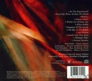 Albumcover mit dunklem Hintergrund und abstrakten roten und orangen Formen. Titelliste und Informationen vorhanden.