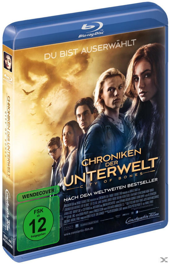 Filmcover: Leute vor einem Gebäude.