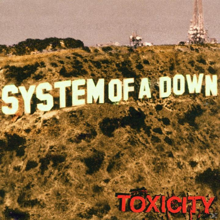 Das Albumcover von 'System of a Down' mit dem Bandnamen auf einem Hügel.