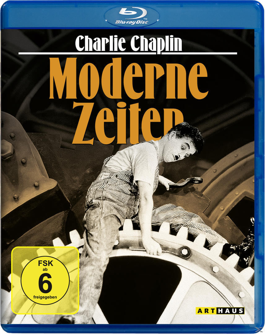 Filmcover: Charlie Chaplin, 'Moderne Zeiten'. Chaplin in Latzhosen, lehnt sich an ein großes Zahnrad. Vintage, Schwarzweiß.