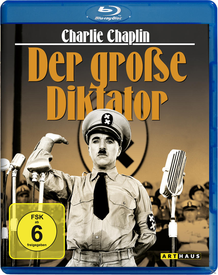 Filmcover: Charlie Chaplin, 'Der große Diktator'. Chaplin in Diktatorenuniform, mit Mikrofonen im Hintergrund.