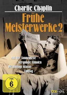 DVD-Cover von Charlie Chaplins frühen Meisterwerken, Chaplin liest Zeitung.