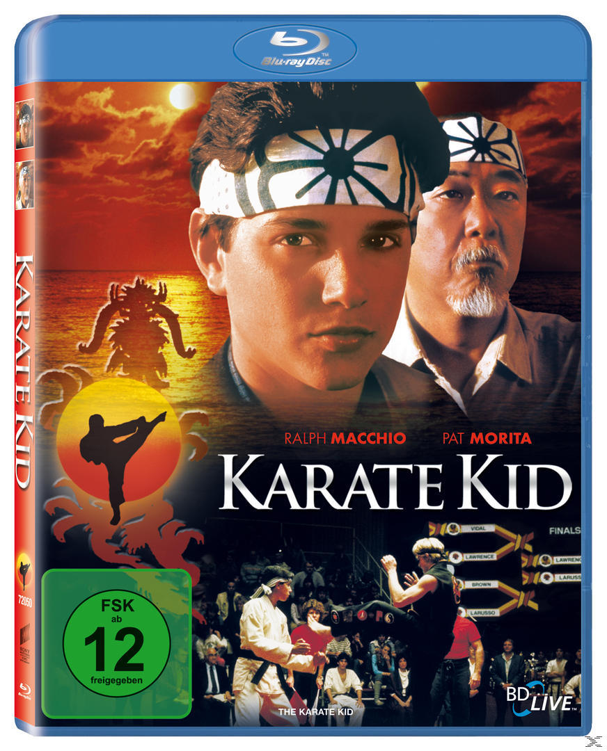 DVD-Cover von Karate Kid, mit zwei Männern im Vordergrund und einem Karate-Match im Hintergrund.