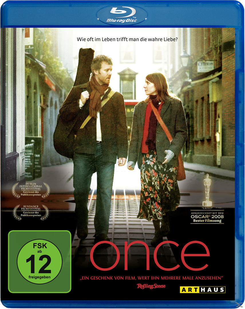 Filmcover. Ein Paar geht in einer Straße. Der Titel lautet 'Once' mit Text auf Deutsch.