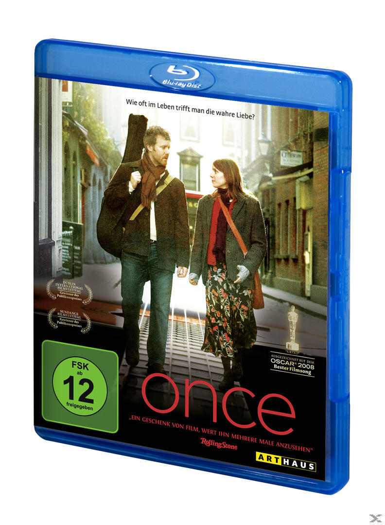 Blu-ray-Cover für 'Once'. Ein Paar geht in einer Stadtstraße. Die Disc befindet sich in einem blauen Gehäuse.