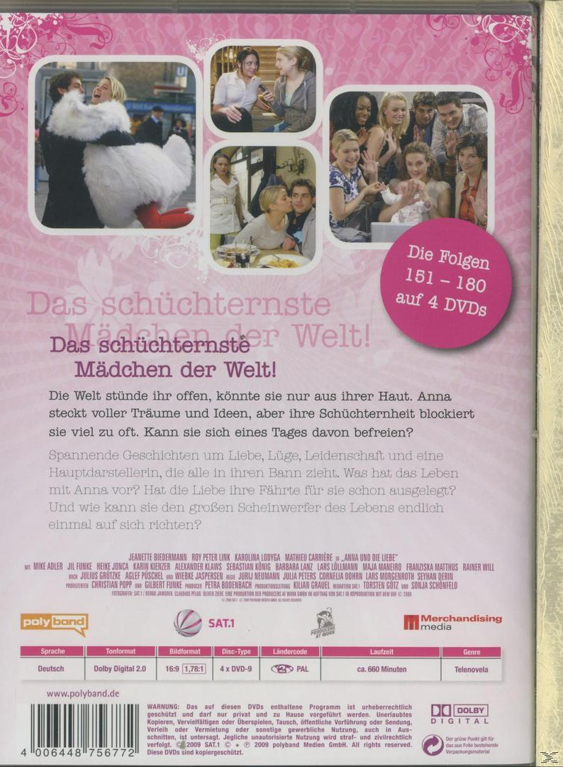 DVD-Cover. Eine Gruppe von Personen ist auf dem Cover. Text in Rosa und Weiß. Enthält die Worte 'Das schüchternste Mädchen der Welt!'