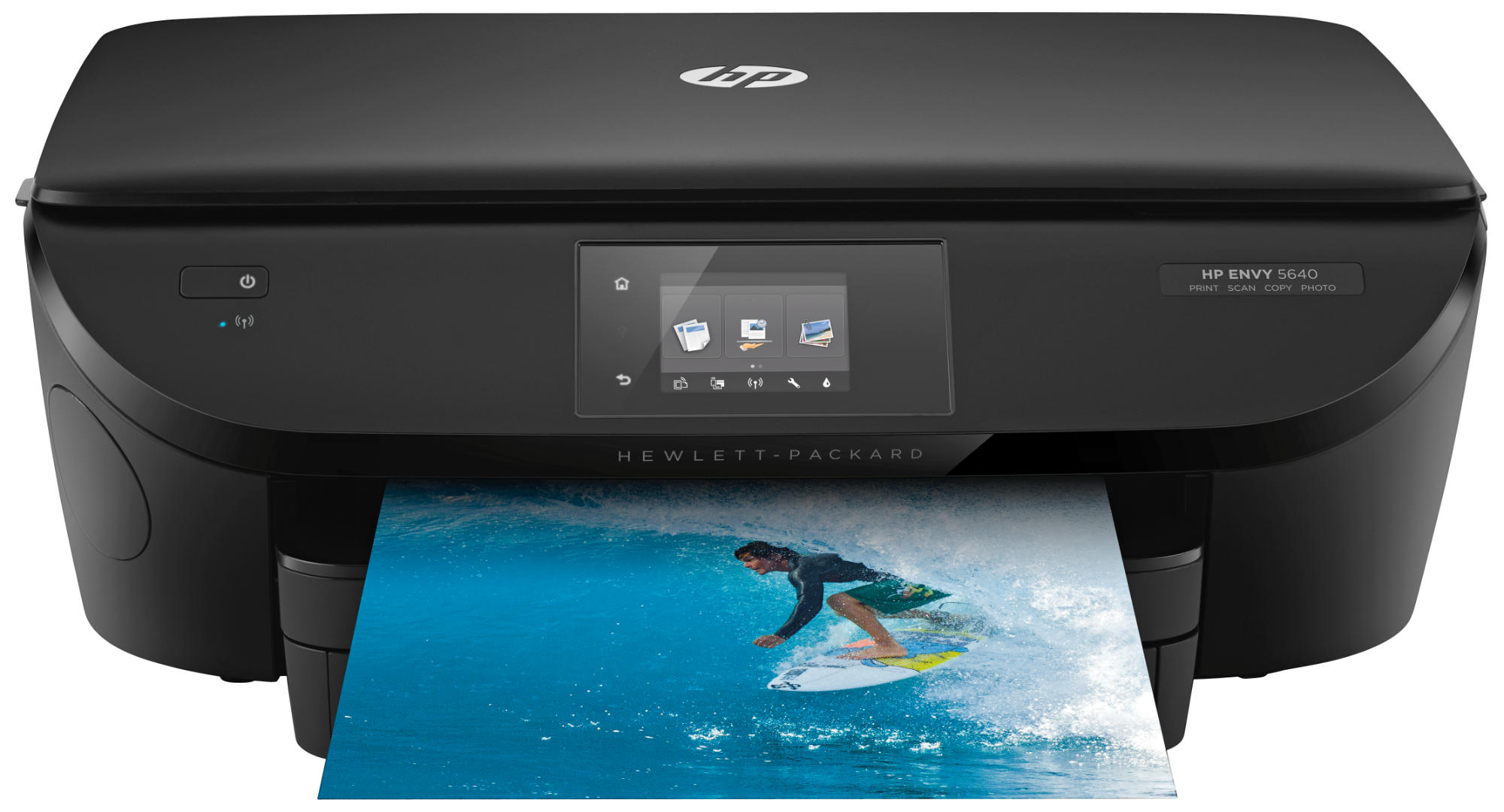 Impresora HP Envy 5640 negra con una impresión de un surfista en una ola. Fondo blanco. Pantalla táctil.