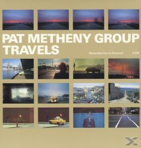Pat Metheny Group Travels Albumcover. Mehrere kleine Fotos von Landschaften und Stadtlandschaften.
