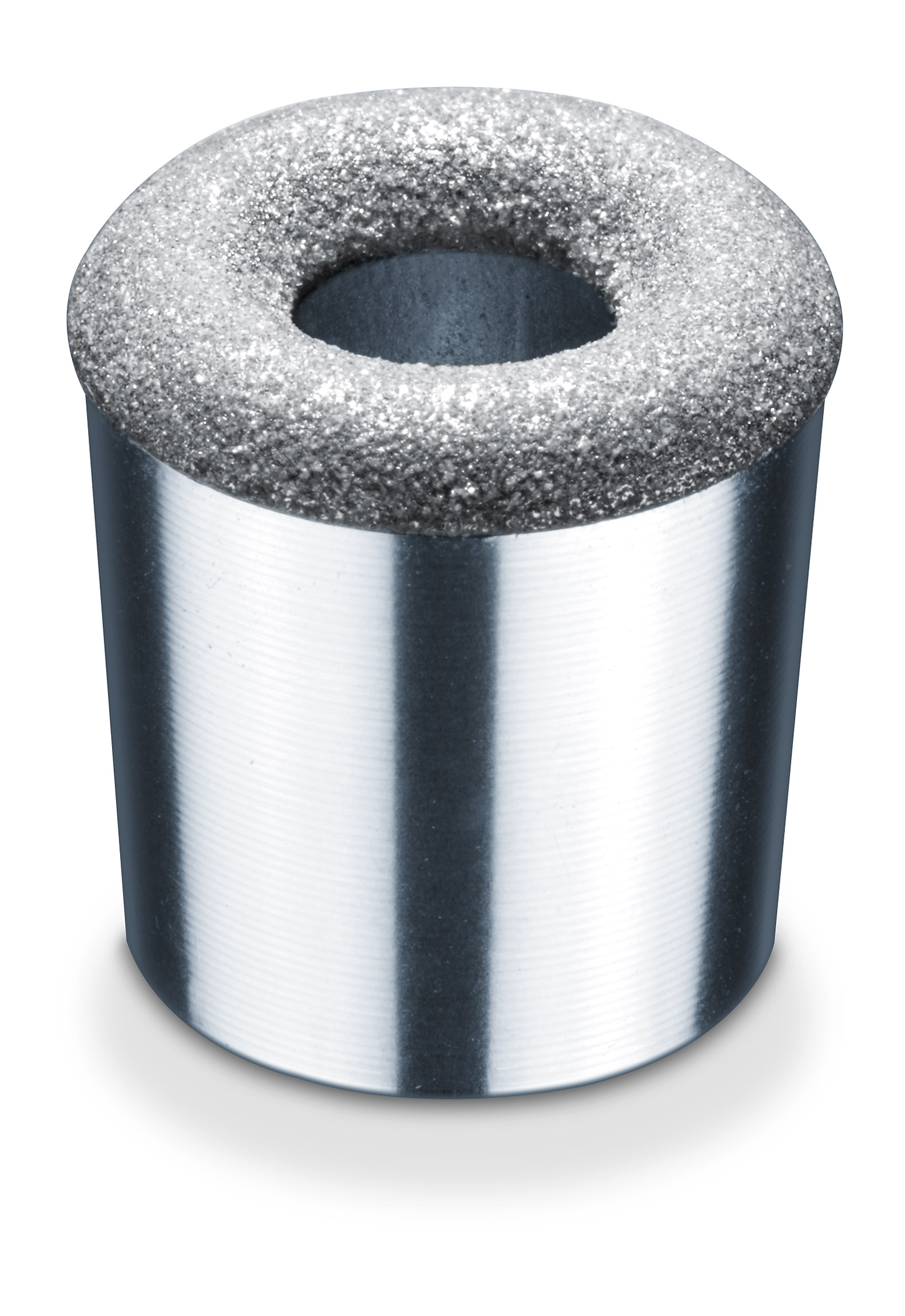 Metallzylinder mit einem silbernen, rauen Ring oben. Weißer Hintergrund.