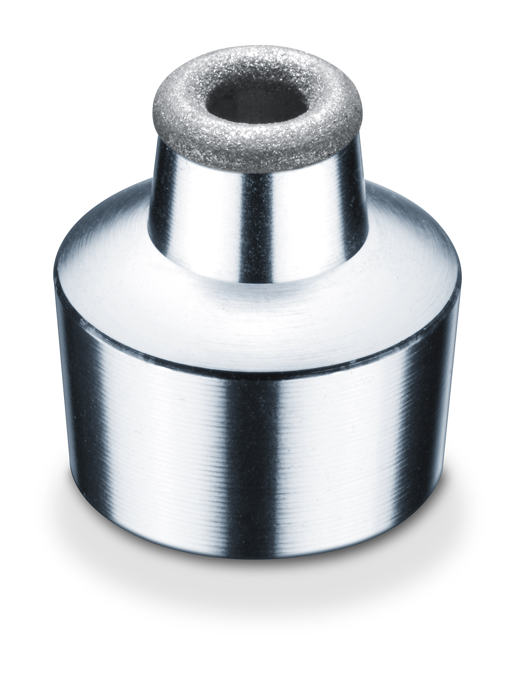 Ein silbernes Metallschleifwerkzeug mit geriffelter Oberseite und zylindrischem Körper, isoliert auf Weiß.