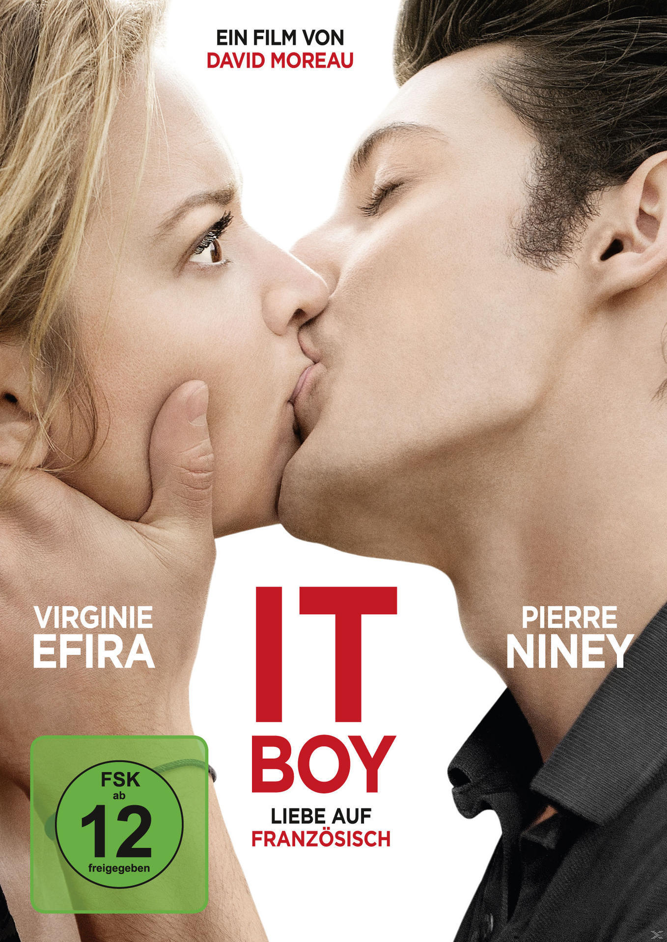 Filmposter mit einem Mann und einer Frau, die sich küssen. Text "IT BOY" und französischer Text sichtbar.