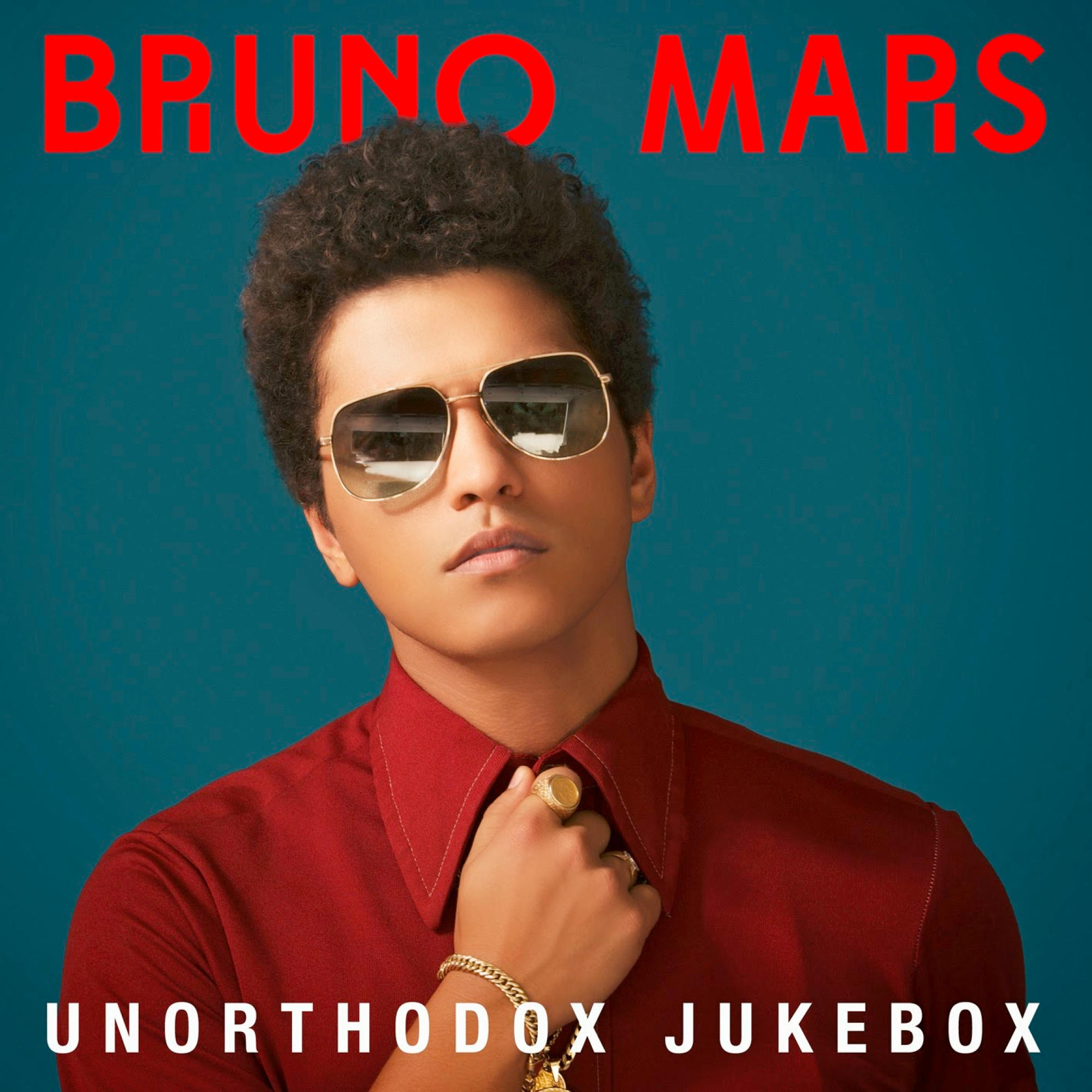 Bruno Mars mit Sonnenbrille und rotem Hemd, mit dem Albumtitel unten.