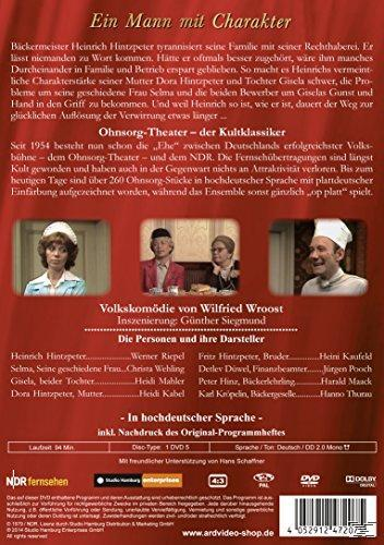 DVD-Rückseite mit Schauspielern, Text und Bildern, eine Szene aus einem Theaterstück.