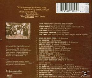 Rückseite einer CD. Text listet Titelliste und Credits auf. Foto einer Band, die in einem Veranstaltungsort auftritt.
