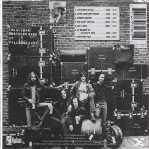 Albumcover mit The Allman Brothers Band. Gruppe posiert vor Ausrüstung. Ziegelmauer im Hintergrund. Titelliste rechts.