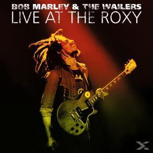 Bob Marley Albumcover. Er steht mit einer Gitarre auf der Bühne. Roter und schwarzer Hintergrund.