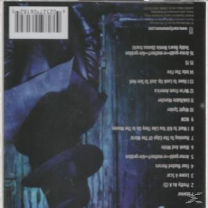 Rückseite einer CD mit einer Titelliste und einer Person in dunkler Umgebung.