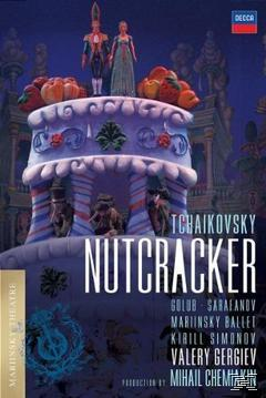 Nutcracker DVD-Cover. Ein Kuchen mit Figuren oben drauf. Hintergrund: eine Bühnenszene-Illustration.