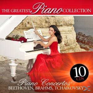 Frau im roten Kleid spielt weißes Klavier am Strand. Rote Rosen auf dem Klavier, Text: "The Greatest Piano Collection".