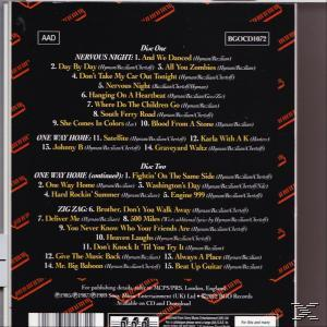 Album-Rückseite mit Titellisten. Schwarzer Hintergrund mit rotem Text.