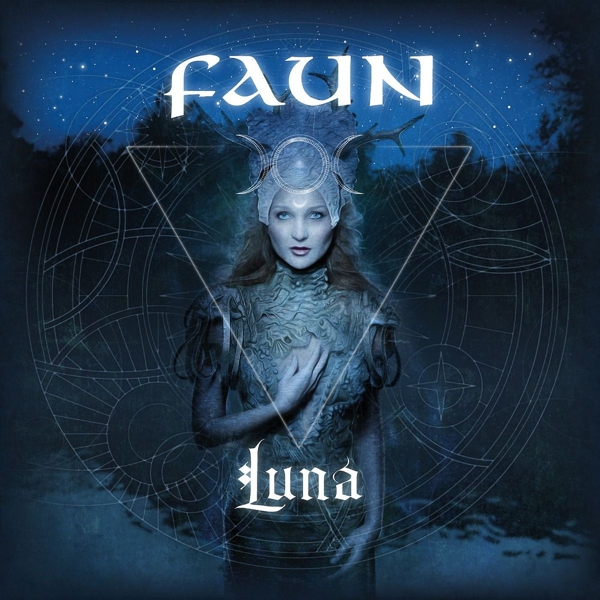 Faun Albumcover. Eine Frau mit Kopfschmuck vor blauem, sternenübersätem Hintergrund.