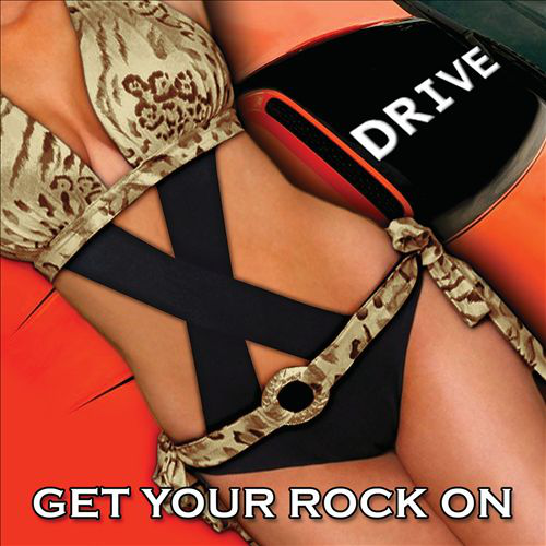 Egy nő bikiniben egy autóval. A DRIVE szó az autón. A szöveg szerint GET YOUR ROCK ON.