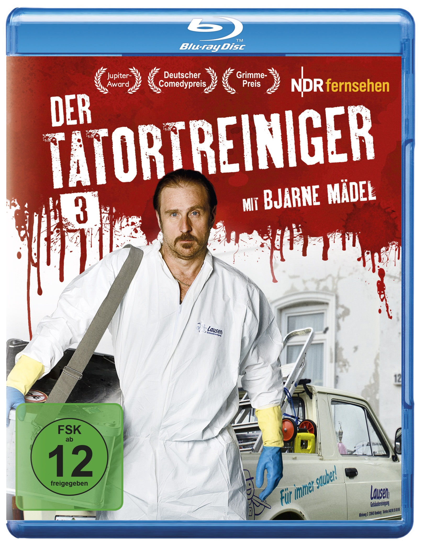 Blu-ray-Cover. Titel: Der Tatortreiniger 3. Mann in weißem Anzug steht neben einem Reinigungswagen. Roter Hintergrund.