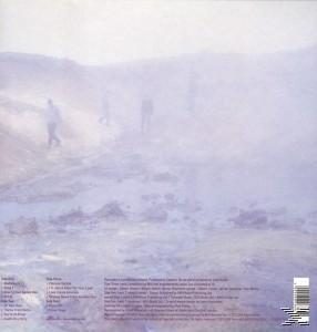 Eine neblige Landschaft mit Menschen, die gehen, in Lila getaucht.