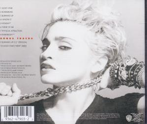Ein Graustufenfoto von Madonna mit einer Kette um den Hals. Die Titelliste des Albums ist im Hintergrund.