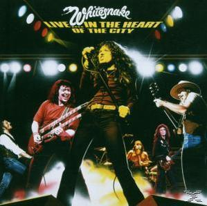 Das Albumcover von Whitesnake Live in the Heart of the City zeigt eine Live-Band auf einer Bühne.