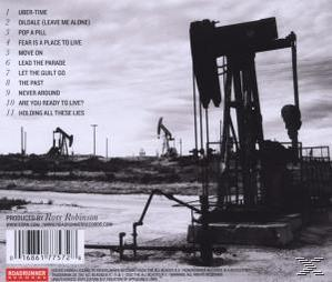 Schwarz-weißes Albumcover mit Ölpumpen im Hintergrund. Titelliste links.