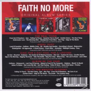 Rückseite einer CD mit Albumtiteln und Titellisten. Roter Hintergrund.