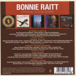 Rückseite einer CD-Hülle mit Albumcover und Titellisten. Enthält Bonnie Raitts Albumcover.
