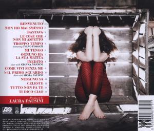 Laura Pausini Albumcover. Eine Frau sitzt und bedeckt ihr Gesicht mit ihren Händen.