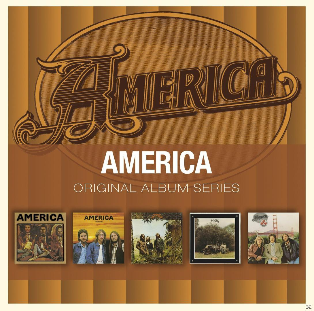 Albumcover: America-Logo und Albumserientitel. Fünf Albumcover mit Bandmitgliedern und Landschaftshintergründen werden gezeigt.