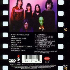 Rückseite einer Musik-CD mit Bandmitgliedern und Titellisten. Der Titel steht unten.