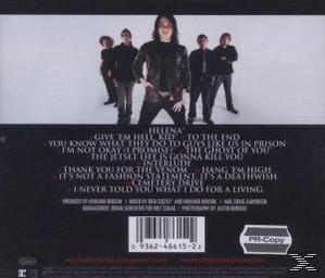 Albumcover einer Band, die in einer Reihe steht, mit Songtiteln unten.