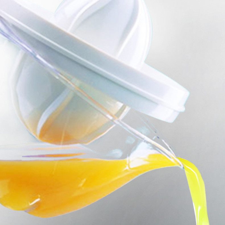 Ein Entsafter, der Orangensaft in einen transparenten Behälter gießt, mit hellem Hintergrund.