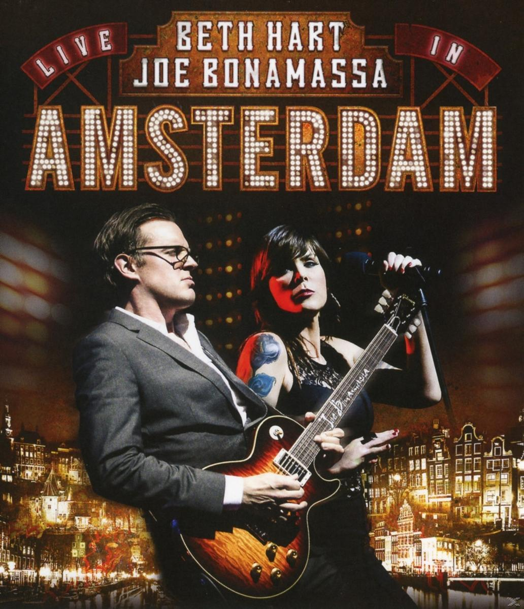 DVD-Cover: Zwei Musiker auf der Bühne, Beth Hart und Joe Bonamassa. Titel: Live in Amsterdam.