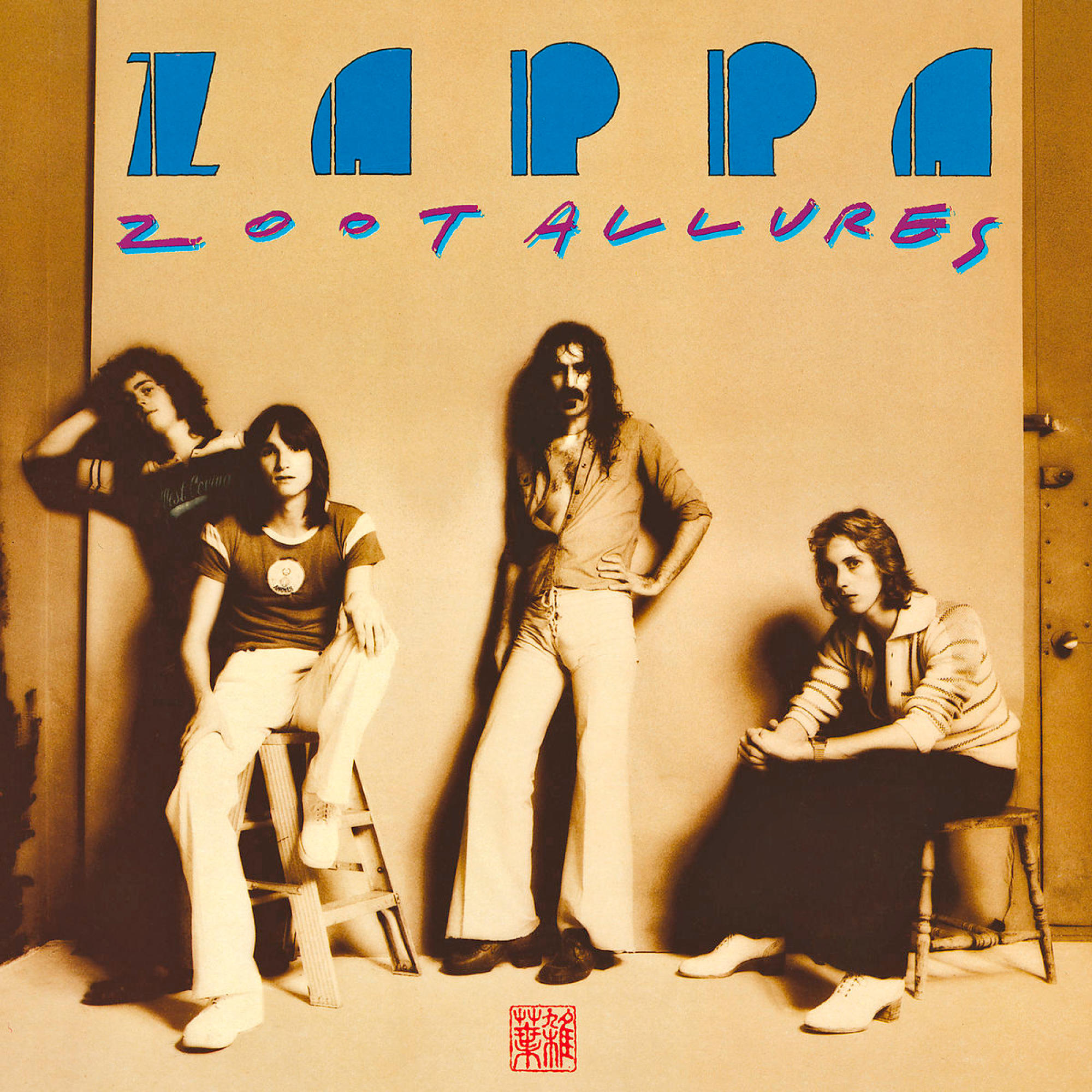 Albumcover: Vier mannen in vintage kleding en een muurachtergrond. Tekst: Zappa, Zoot Allures.