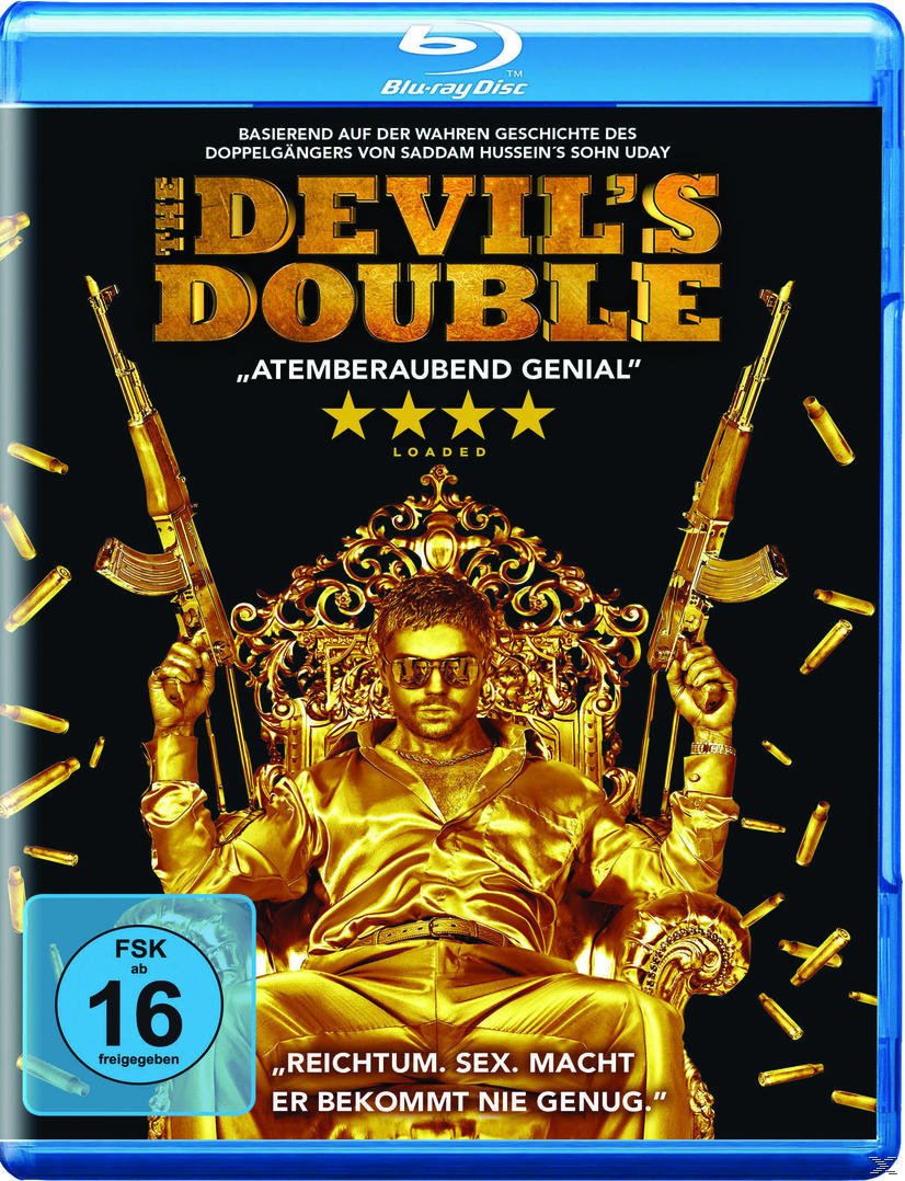 DVD-Cover von The Devil's Double, mit einem Schauspieler mit zwei Waffen in einem Goldanzug.