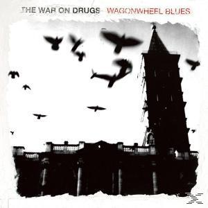 Album-Cover. Silhouette eines Gebäudes und fliegender Vögel mit Text. Schwarz-Weiß-Farben.
