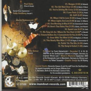 CD-Rückseite mit Bandmitgliedern, Schlagzeug und Cello. Text listet Titel und Credits auf.