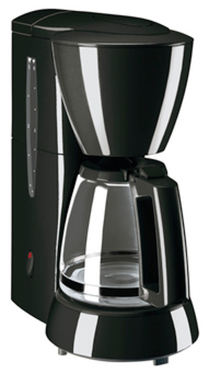 Schwarze Kaffeemaschine mit Glaskaraffe. Die Kaffeemaschine steht vor weißem Hintergrund.
