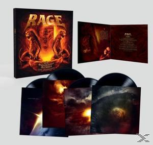 Album-Set mit mehreren Schallplatten. Artwork umfasst ein feuriges Design, Albumtitel und Bandnamen. Dunkle Farben.