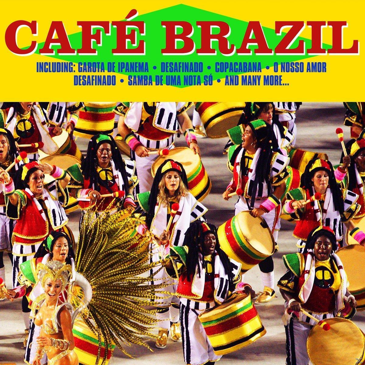 Een groep mensen in kleurrijke kostuums speelt drums. De banner bovenaan zegt 'CAFÉ BRAZIL'.