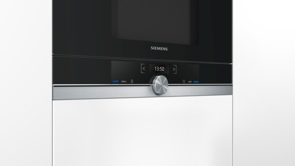 Nahaufnahme eines eingebauten Mikrowellenherds mit Digitalanzeige.
