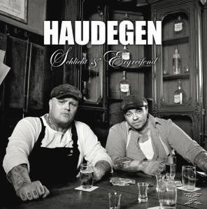 Zwei Männer mit Mützen sitzen in einem Pub an einem Tisch. Der Titel befindet sich oben auf dem Bild.